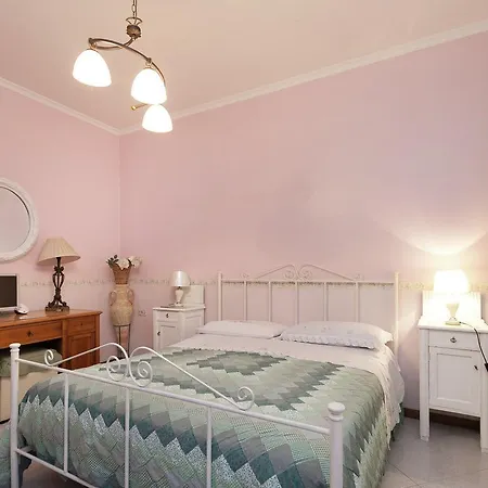 Cosy Holiday Home In Pompei With Garden