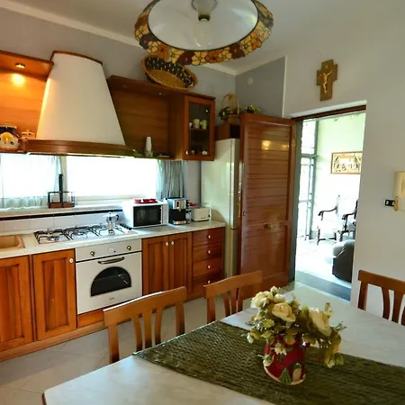 Cosy Holiday Home In Pompei With Garden